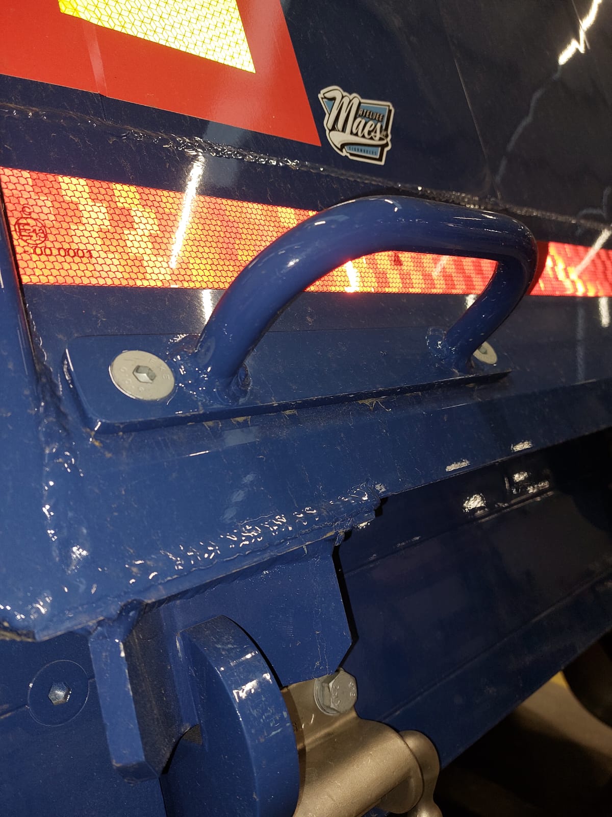 MATERIAL TO MOUNT 1 EXTRA GRIP ON DOOR + PAINT (PR